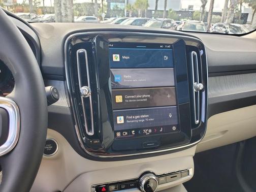 2025 Volvo XC40 B5 Plus Bright Theme