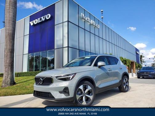 2025 Volvo XC40 B5 Plus Bright Theme