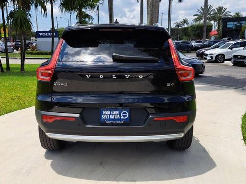 2023 Volvo XC40 B4 Plus Bright Theme