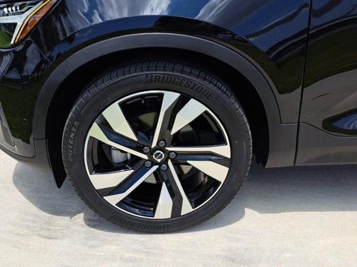 2023 Volvo XC40 B4 Plus Bright Theme