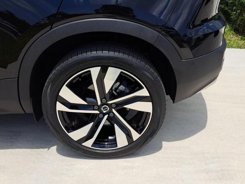2023 Volvo XC40 B4 Plus Bright Theme