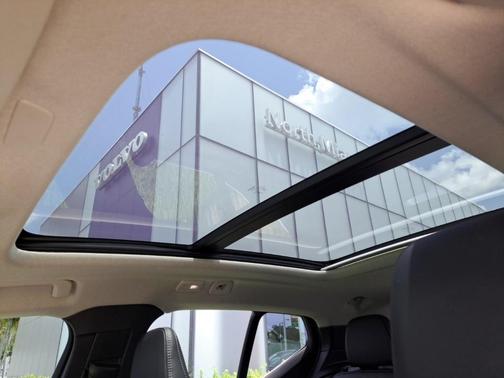 2023 Volvo XC40 B4 Plus Bright Theme