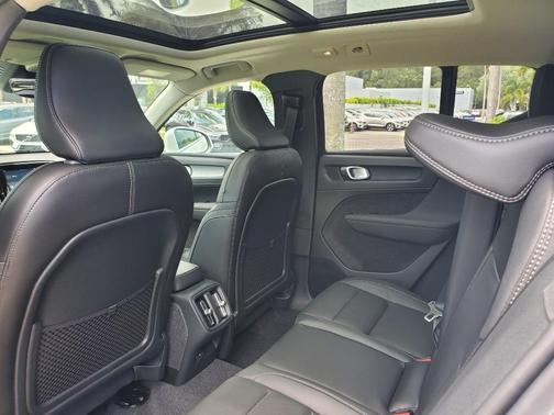 2025 Volvo XC40 B5 Core Bright Theme