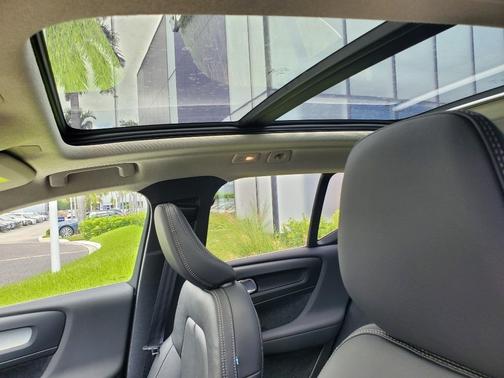 2025 Volvo XC40 B5 Core Bright Theme