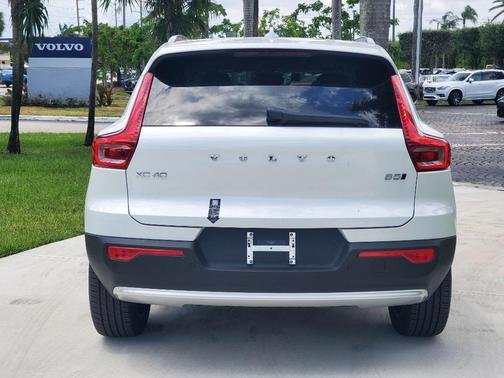 2025 Volvo XC40 B5 Core Bright Theme