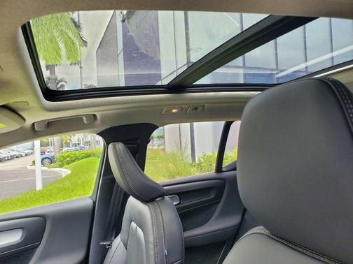 2025 Volvo XC40 B5 Core Bright Theme