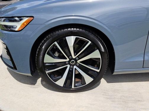 2022 Volvo S60 B5 Momentum