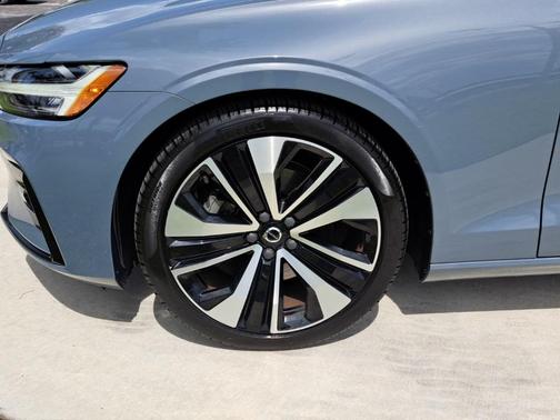 2022 Volvo S60 B5 Momentum