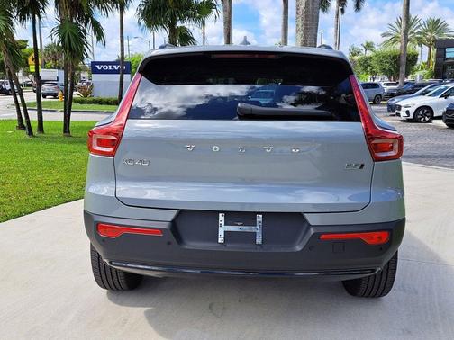 2026 Volvo XC40 PLUS