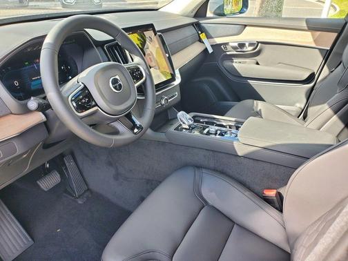 2025 Volvo XC90 B5 Plus 7-Seater
