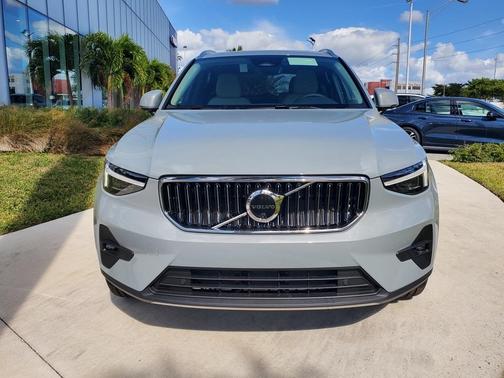 2025 Volvo XC40 B5 Plus Bright Theme