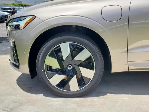 2025 Volvo XC60 Plug-In Hybrid T8 Plus