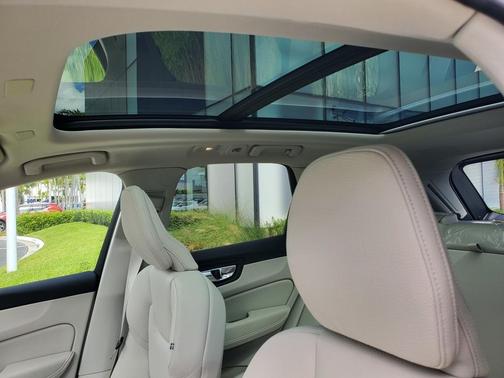 2025 Volvo XC60 Plug-In Hybrid T8 Plus