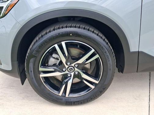 Metallic 2025 Volvo XC40 B5 Core Bright Theme