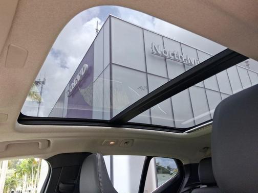 Metallic 2025 Volvo XC40 B5 Core Bright Theme