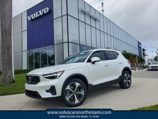 2025 Volvo XC40 B5 Plus Bright Theme