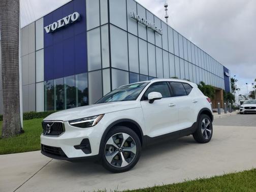 2025 Volvo XC40 B5 Plus Bright Theme