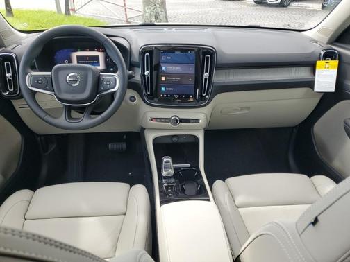 2025 Volvo XC40 B5 Plus Bright Theme