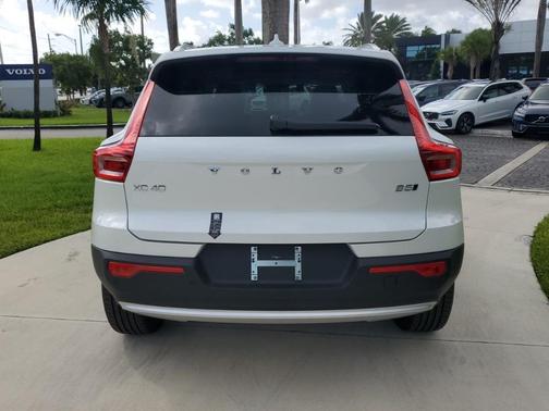 2025 Volvo XC40 B5 Plus Bright Theme