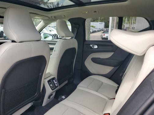 2025 Volvo XC40 B5 Plus Bright Theme