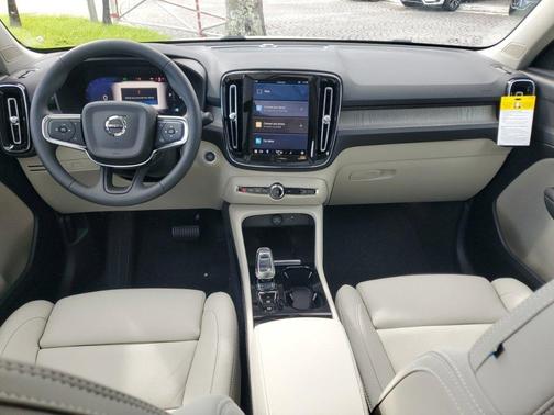 2025 Volvo XC40 B5 Plus Bright Theme