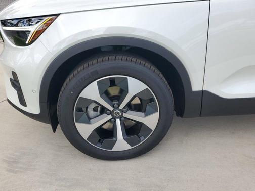 2025 Volvo XC40 B5 Plus Bright Theme