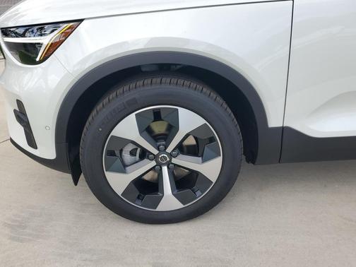 2025 Volvo XC40 B5 Plus Bright Theme