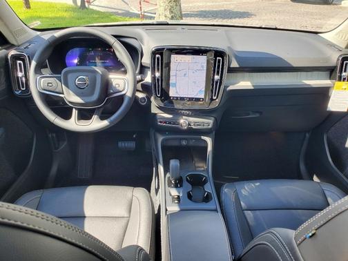 2025 Volvo XC40 B5 Core Bright Theme