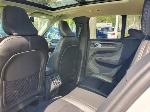 2025 Volvo XC40 B5 Core Bright Theme
