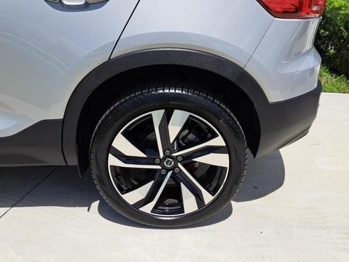 2023 Volvo XC40 B5 Plus Dark Theme