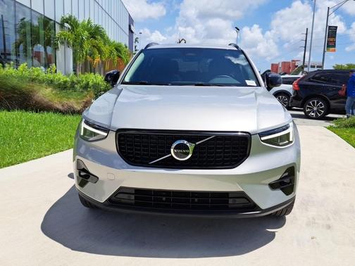 2023 Volvo XC40 B5 Plus Dark Theme