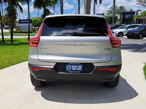 2023 Volvo XC40 B5 Plus Dark Theme