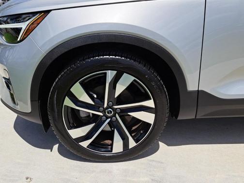 2023 Volvo XC40 B5 Plus Dark Theme