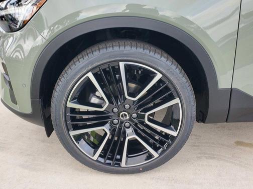 2025 Volvo XC40 B5 Ultra Bright Theme