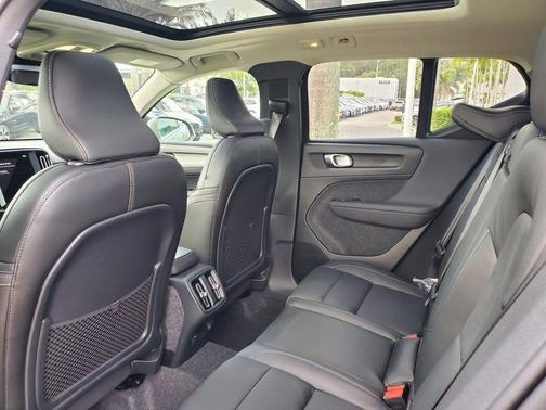 2025 Volvo XC40 B5 Ultra Bright Theme