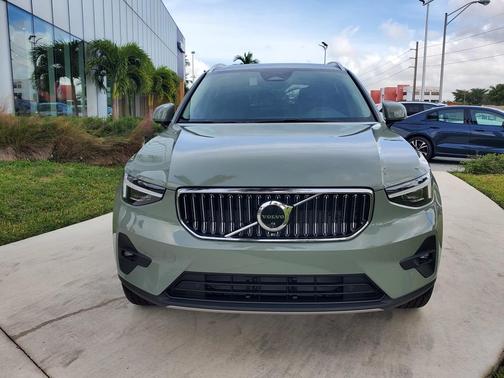 2025 Volvo XC40 B5 Ultra Bright Theme