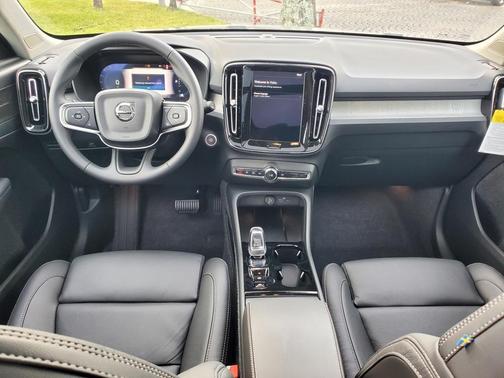 2025 Volvo XC40 B5 Ultra Bright Theme