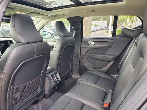 2025 Volvo XC40 B5 Ultra Bright Theme