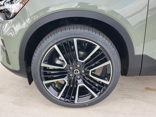 2025 Volvo XC40 B5 Ultra Bright Theme