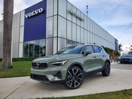 2025 Volvo XC40 B5 Ultra Bright Theme