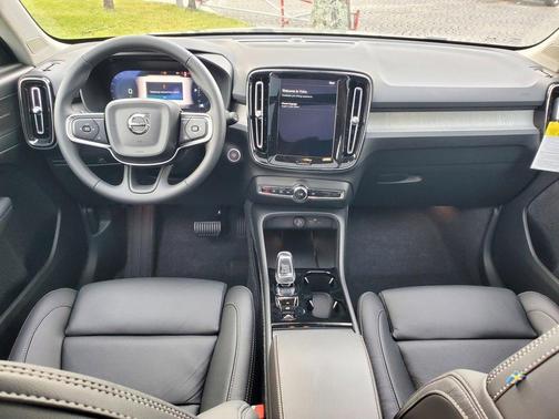 2025 Volvo XC40 B5 Ultra Bright Theme