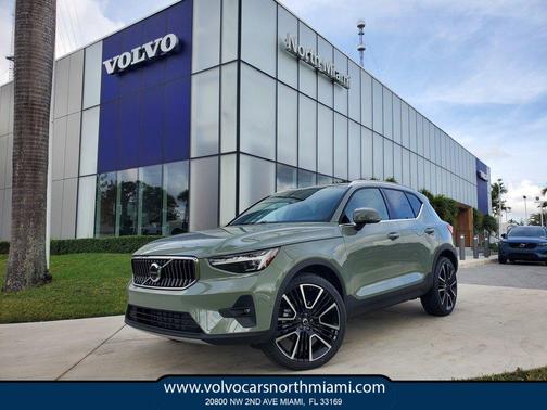 2025 Volvo XC40 B5 Ultra Bright Theme