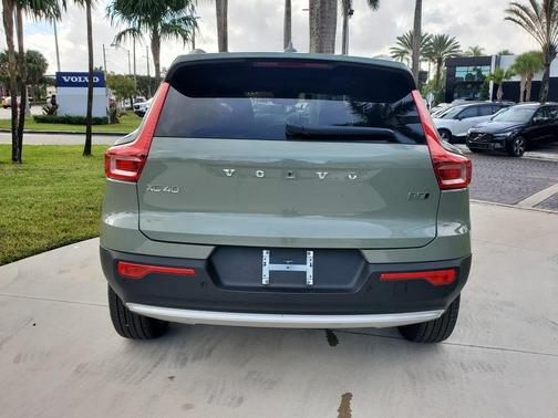 2025 Volvo XC40 B5 Ultra Bright Theme