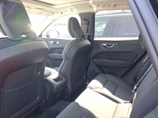 Onyx Black Metallic 2026 Volvo XC60 B5 Core