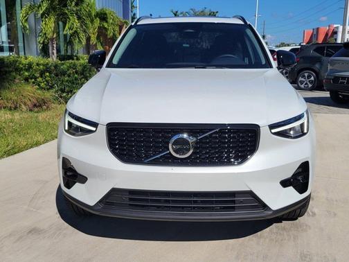 2026 Volvo XC40 B4 Plus