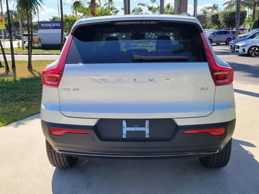 2026 Volvo XC40 B4 Plus