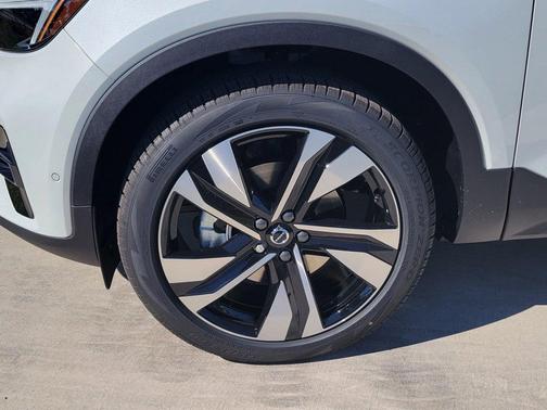 2026 Volvo XC40 B4 Plus