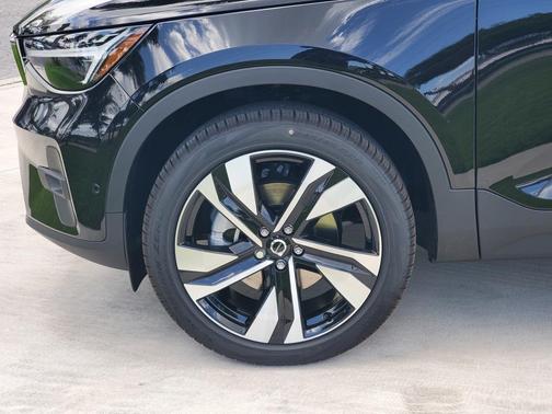 2025 Volvo XC40 B5 Plus Bright Theme