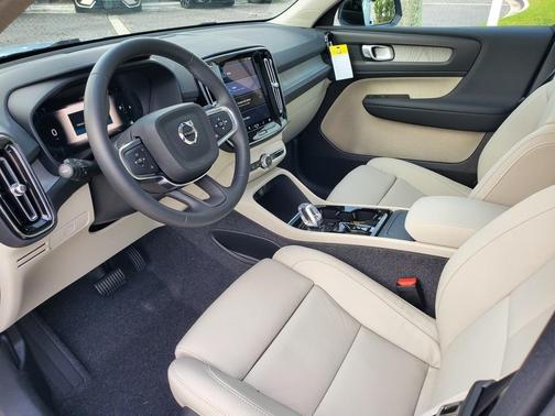 2025 Volvo XC40 B5 Plus Bright Theme