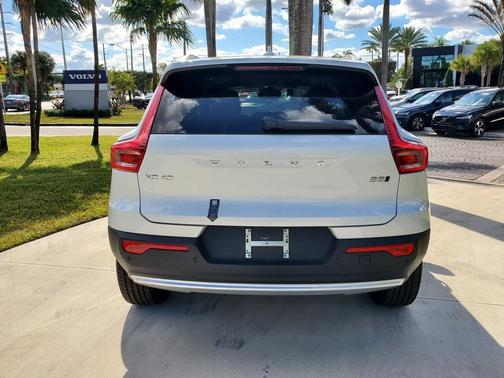 2025 Volvo XC40 B5 Core Bright Theme